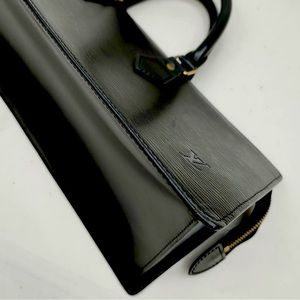 Louis Vuitton Sac Triangle in black